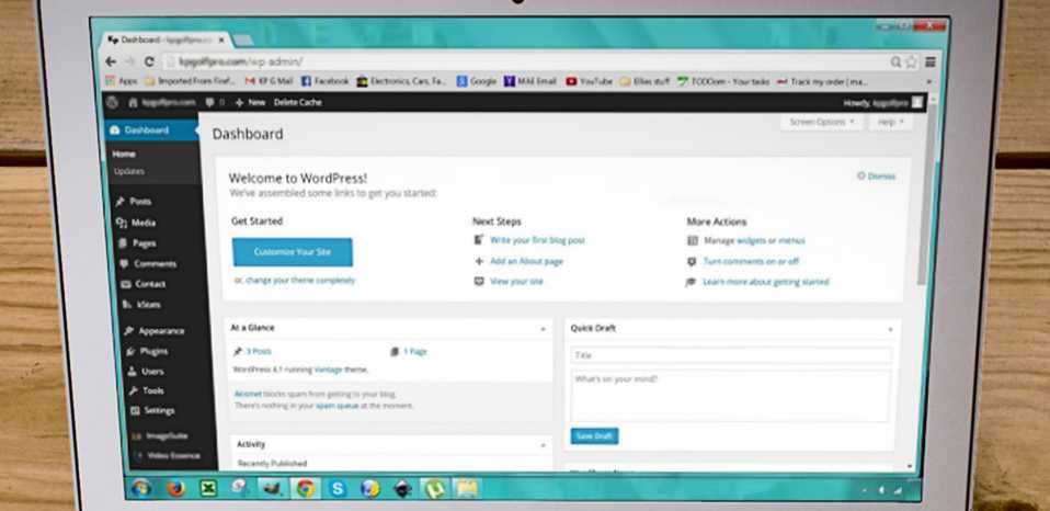 wordpress pulpit administratora na ekranie laptopa